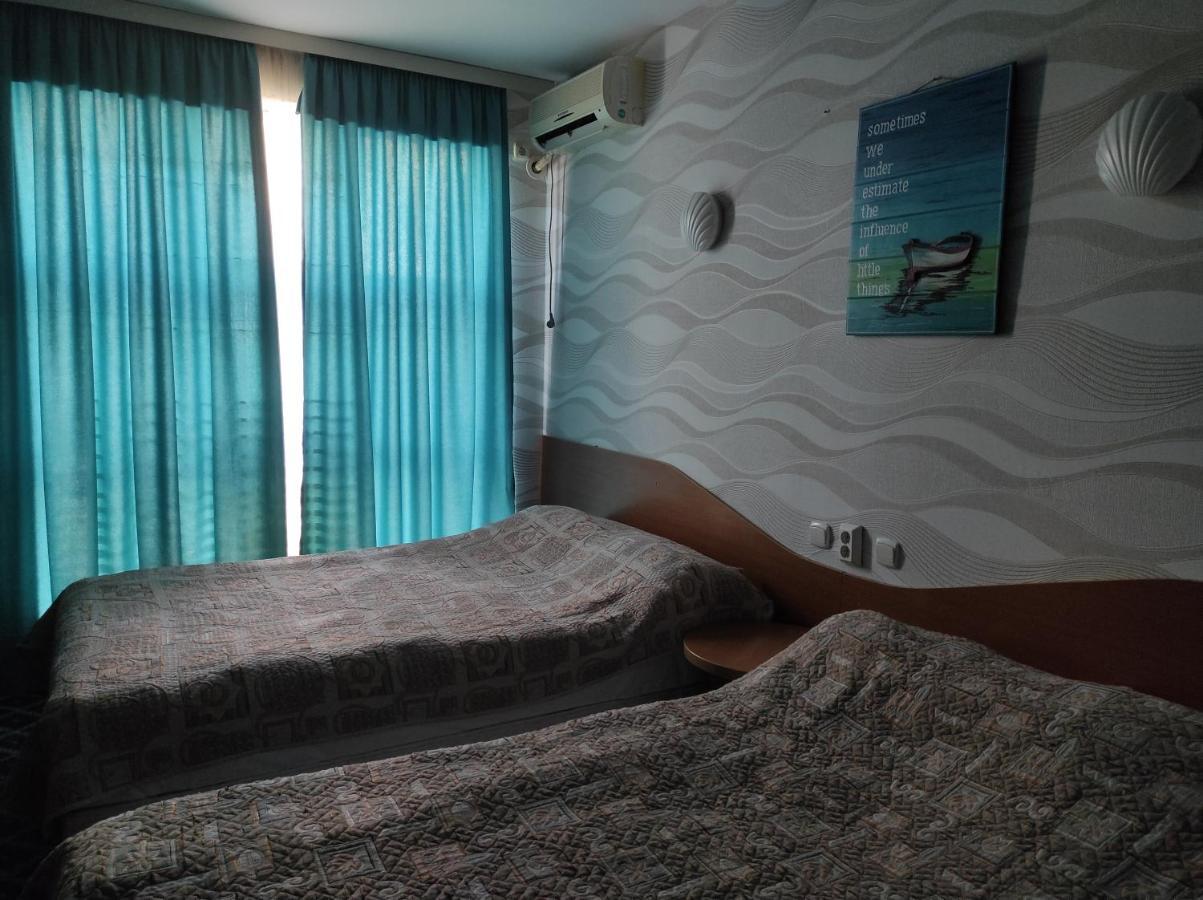 Three Dolphins Hotel Aktau  Extérieur photo