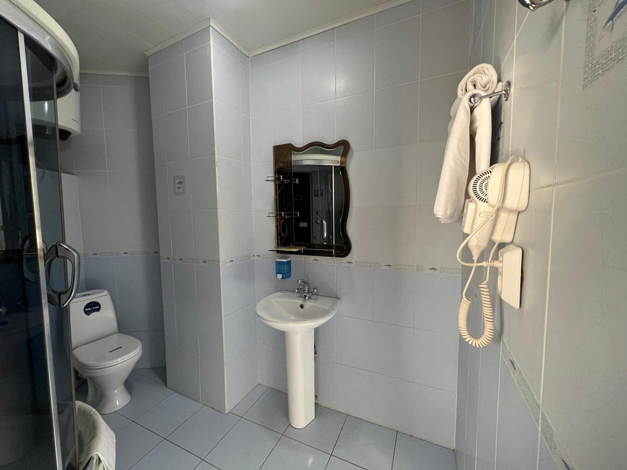 Three Dolphins Hotel Aktau  Extérieur photo