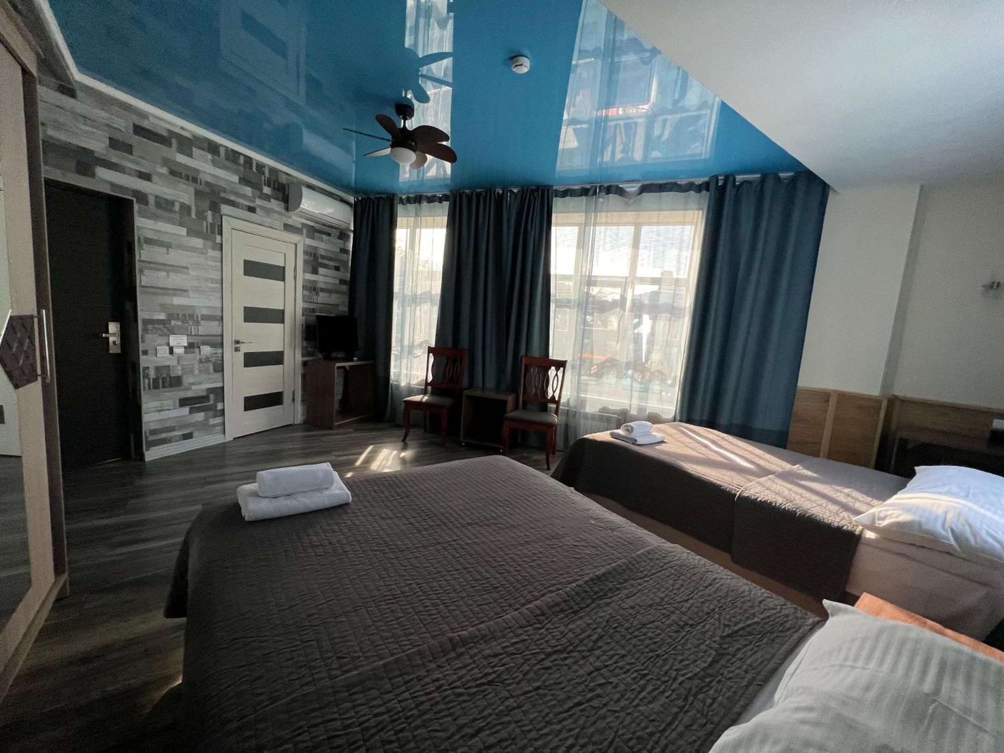 Three Dolphins Hotel Aktau  Extérieur photo